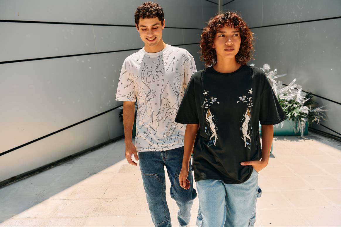 Sobresalen las piezas en blanco y negro.