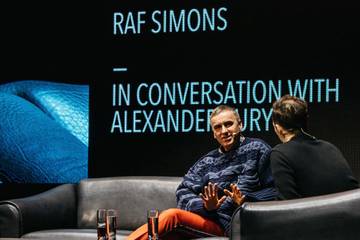 Ontwerpen voor een gevestigde naam of je eigen label? Raf Simons spreekt