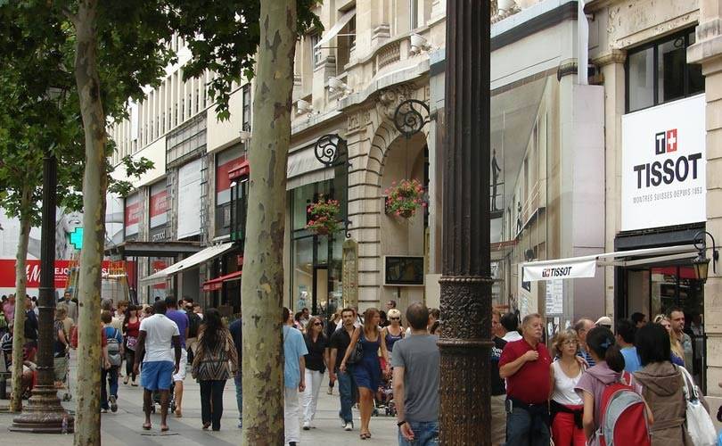 Sur les Champs-Elysées, les marques soignent leur image