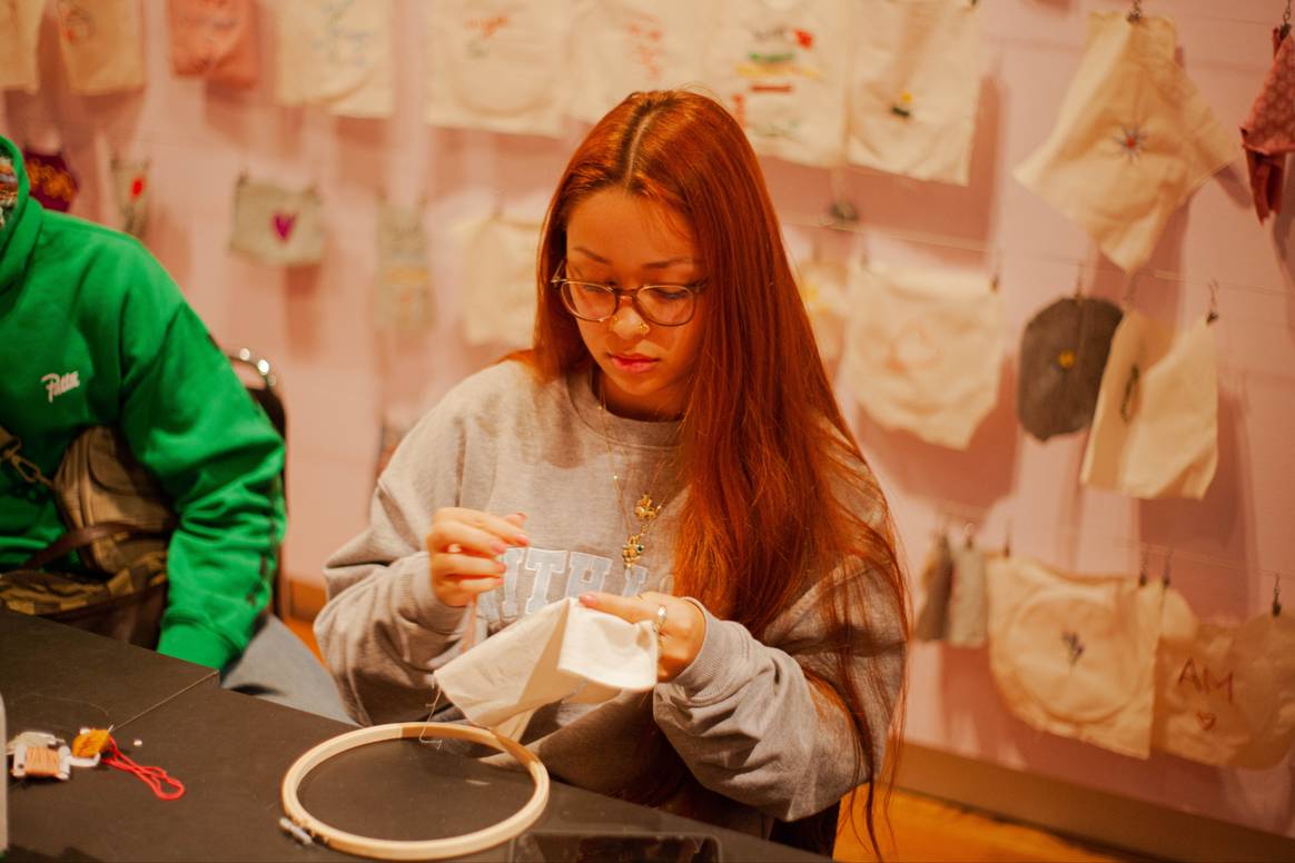 Handwerk staat centraal in de nieuwe tentoonstelling 'Continue This Thread' in het Amsterdam Museum. Beeld: Amsterdam Museum, Francoise Bolechowski