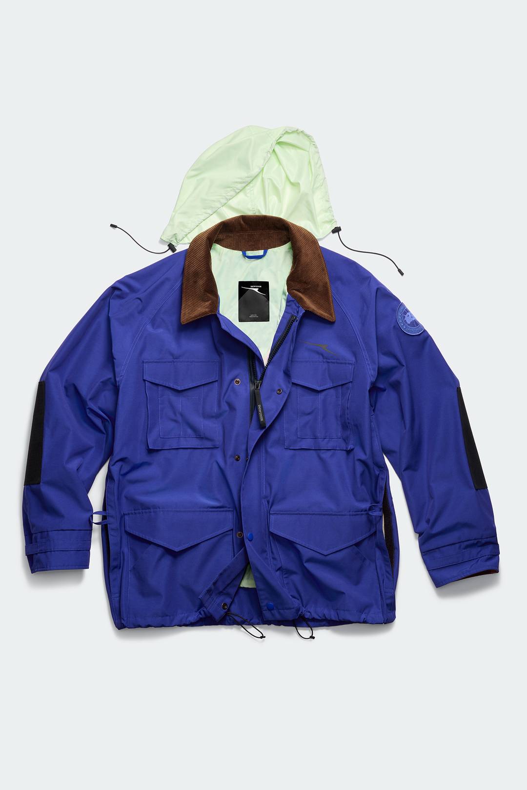 Un capo della collezione estiva Canada Goose