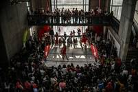 Fashion enthusiasts defy tradition in Venezuela 'battle of outfits'