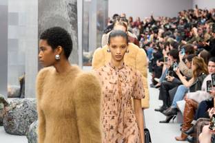 Acne Studios apuesta por la mezcla de informalidad y clase en París