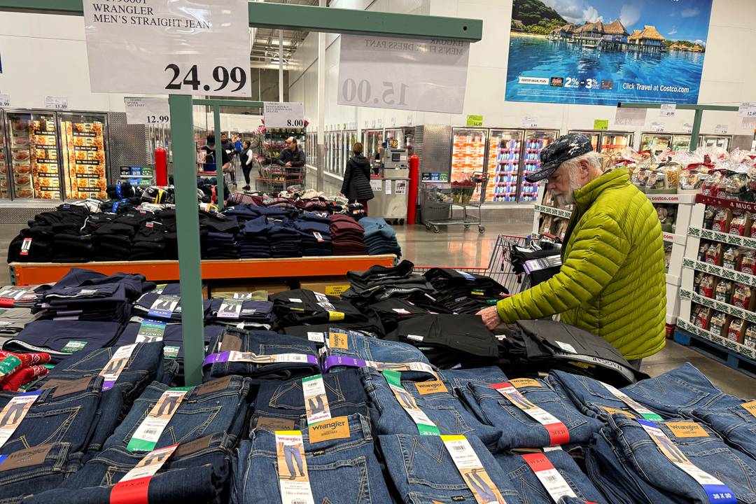 Un cliente acquista abbigliamento in un negozio Costco in California (2024).