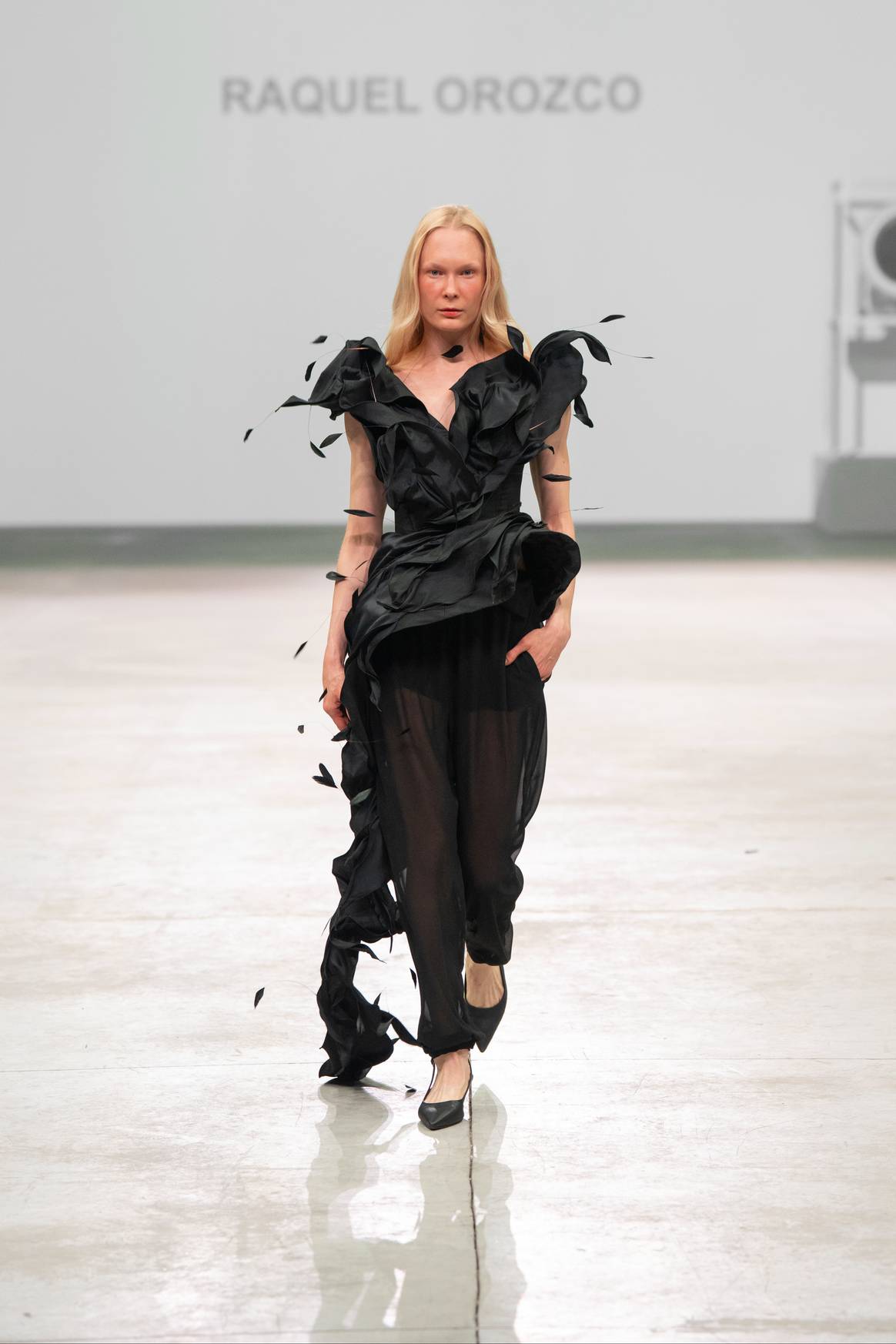 El color negro vibró a través de la textura, desde transparencias hasta complejos cortes.