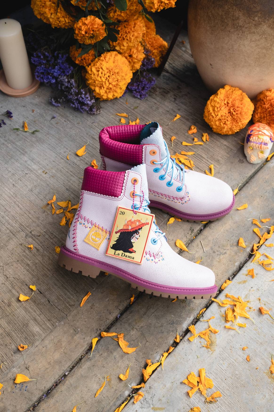 Las botas coloridas cuentan leyendas antiguas.