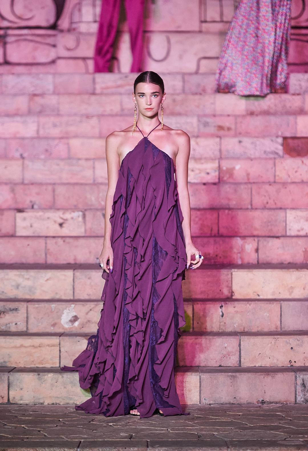 Vestidos cargados de feminidad y textura.
