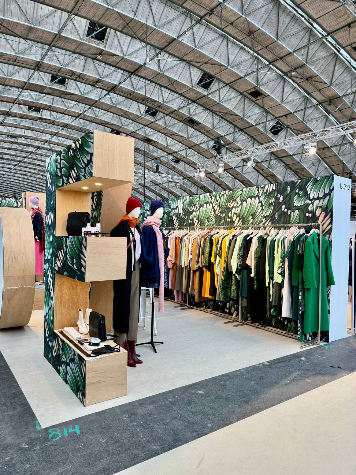 Nathalie Vleeschouwer maakt een afscheiding door met grote letters 'love' aan de rand van de stand te zetten.Credits: FashionUnited / Alicia Reyes Sarmiento