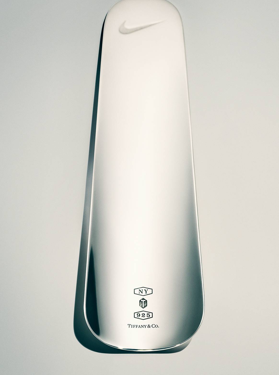 Photo Credits: Calzador en plata de ley en edición limitada de la colección Tiffany x Nike. Tiffany&Co., fotografía de cortesía.
