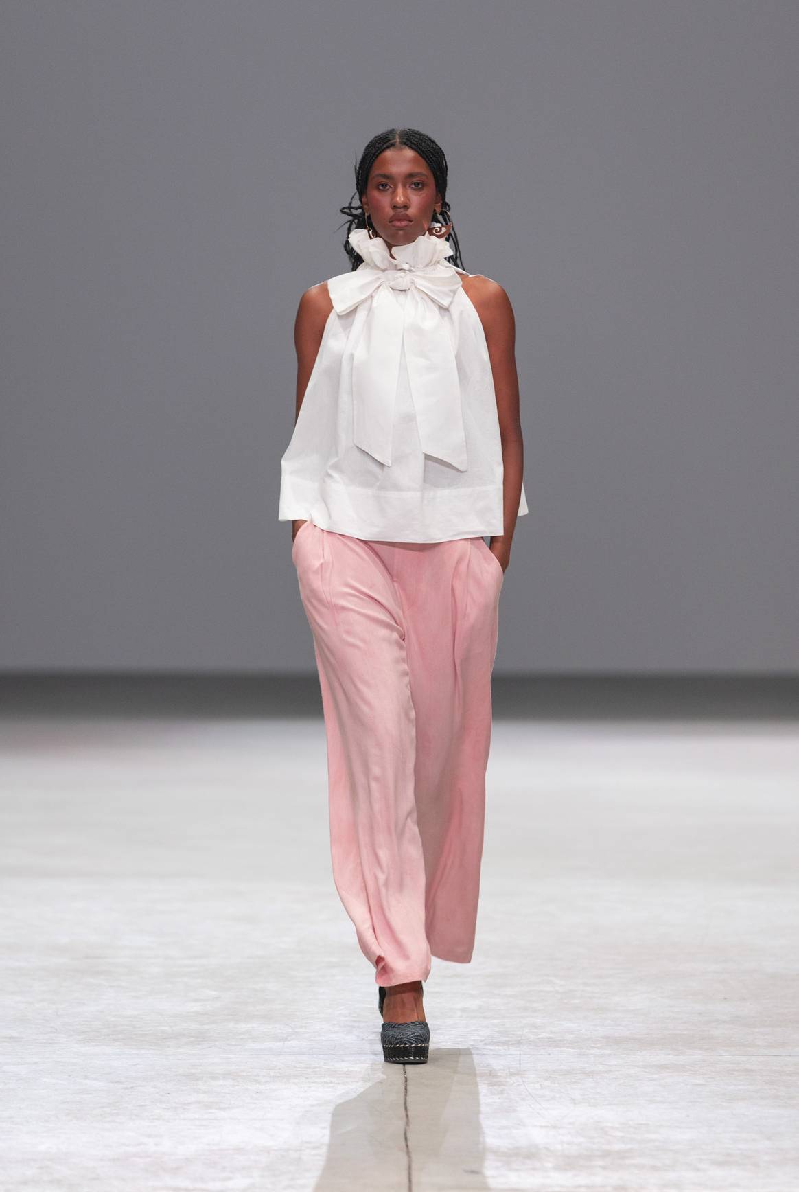 Con telas frescas y amplias, los cortes resaltan el cuerpo femenino.