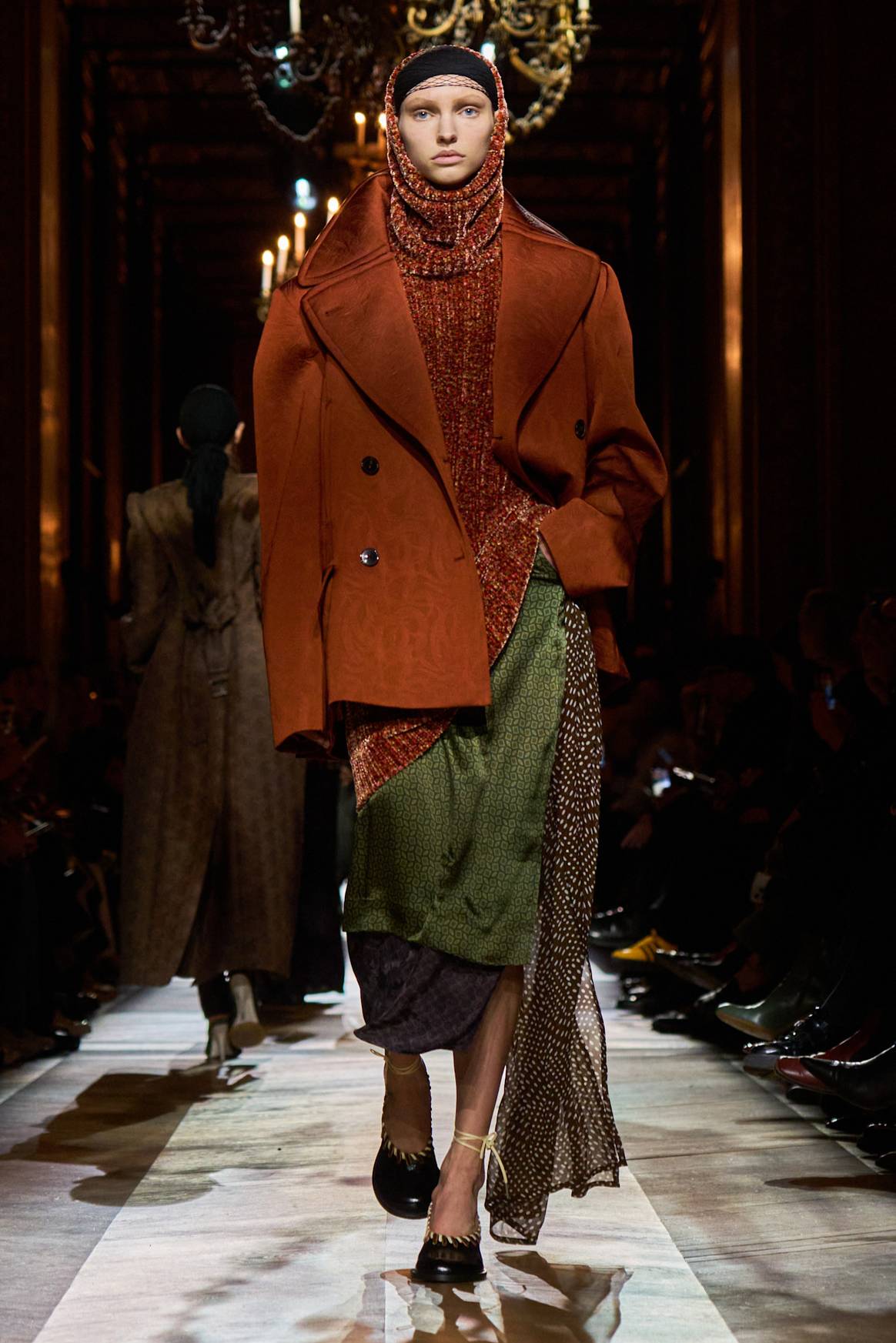 Una mezcla de estampados en Dries van Noten FW25.