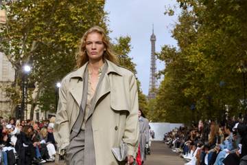 Stella McCartney reinterpreta el traje chaqueta femenino en un desfile muy ecologista