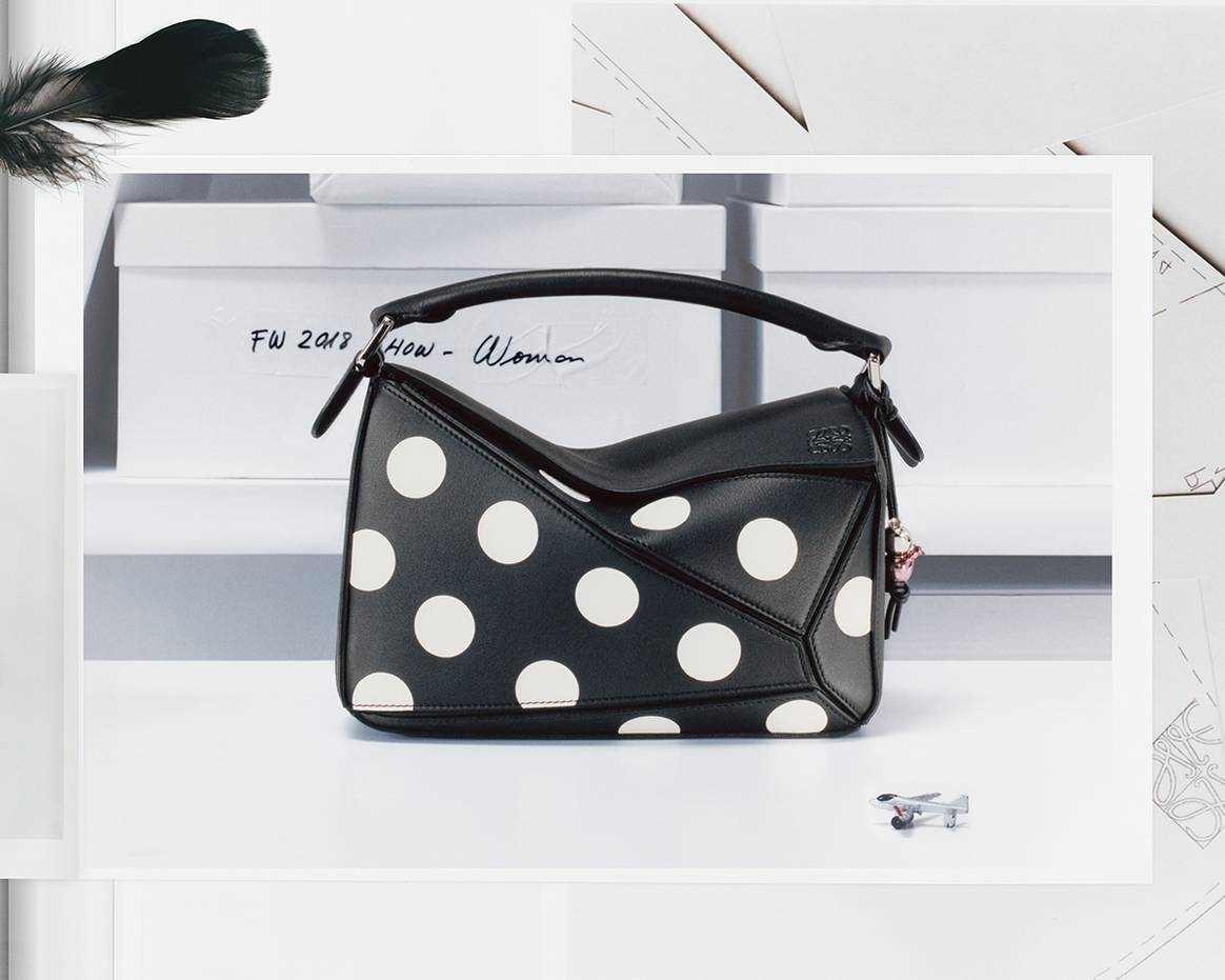 Modelo de la colección cápsula de aniversario “Puzzle 10” de Loewe por los 10 años del lanzamiento del bolso Puzzle.