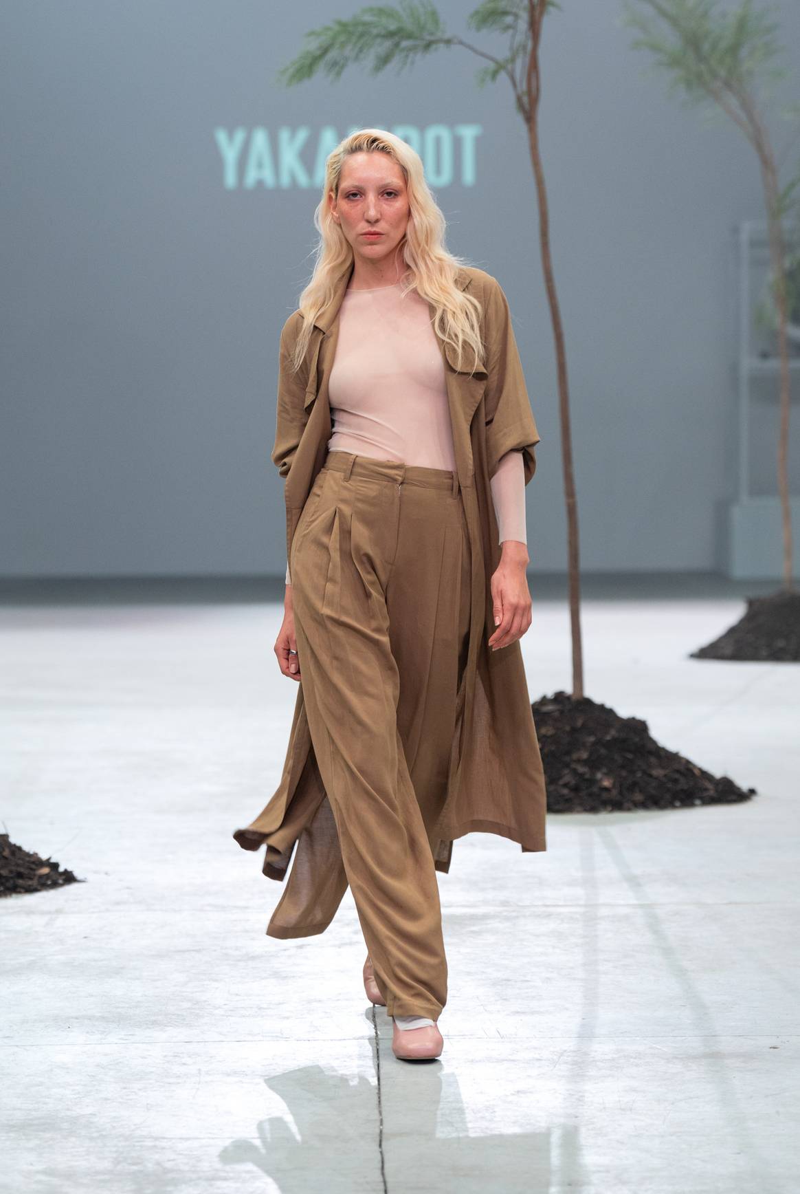 Gabardinas largas y delgadas brillaron en la colección.