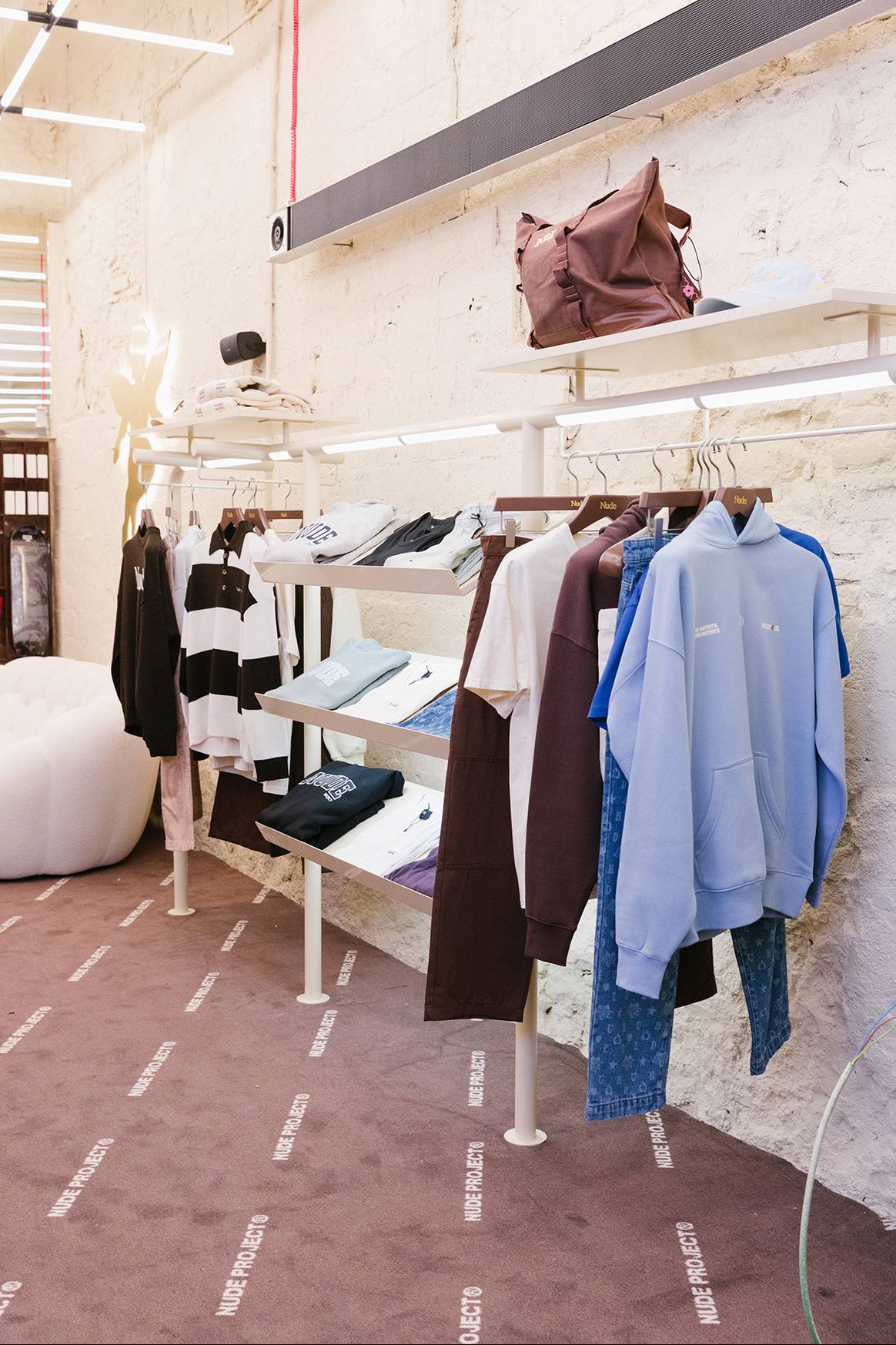 Photo Credits: Interior de la nueva tienda de Nude Project en el 37 del carrer de la Canuda de Barcelona. Fotografía de cortesía.
