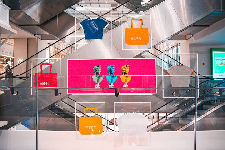 Esprit stopt met ontwerpen en produceren van kleding, gaat over op ...