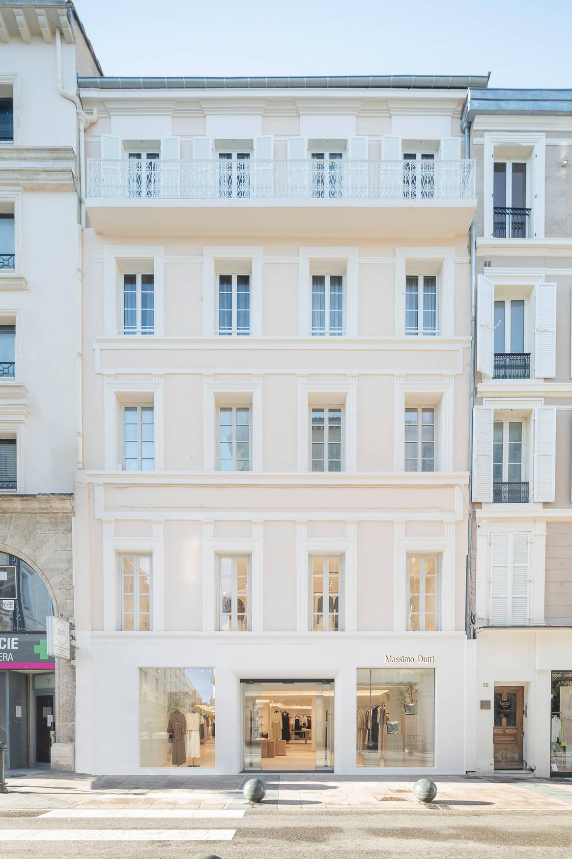 Façade de la boutique Massimo Dutti, située rue d'Antibes à Cannes.