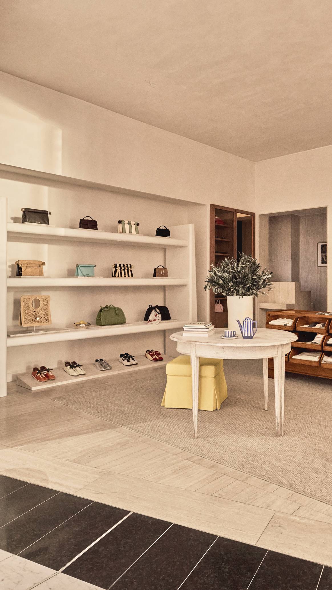 La boutique Jacquemus à l'aéroport Roissy-Charles de Gaulle.