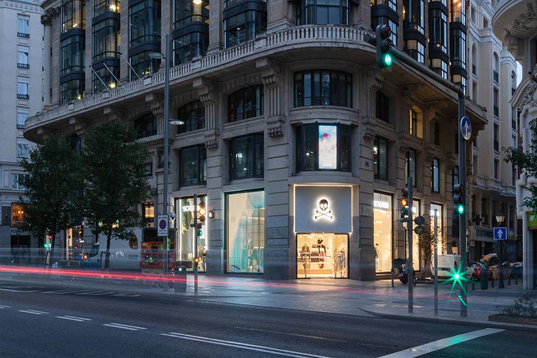 Exterior de la “flagship store” de Scalpers en la Gran Vía de Madrid (España).