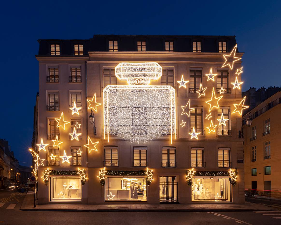 Photo Credits: Chanel, iluminación de fin de año inspirada en el perfume Chanel Nº5 instalada en la fachada de la boutique del número 19 de la rue Cambon de París.
