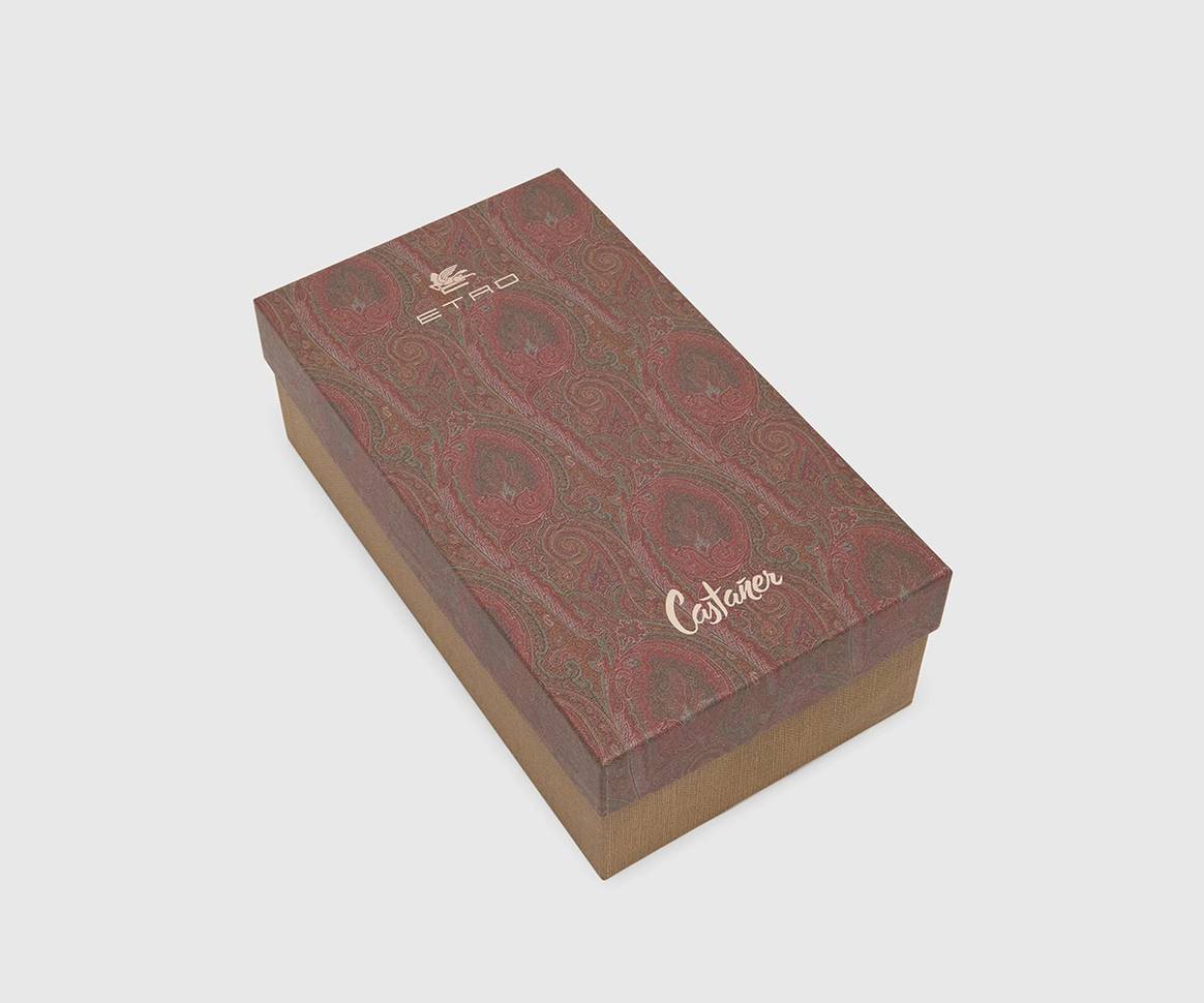 Packaging de la colección cápsula colaborativa “Etro x Castañer”.