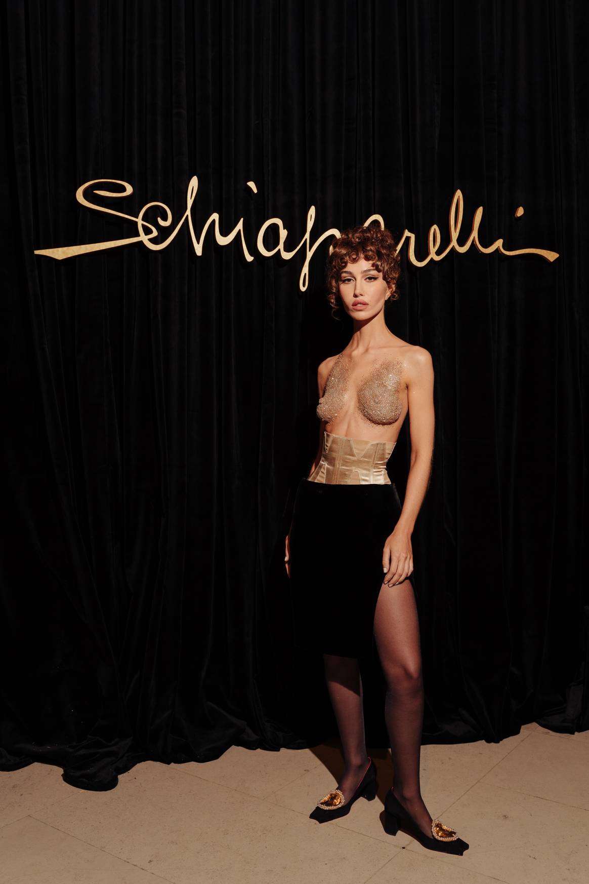 L'artiste et muse Nadia Lee Cohen. Schiaparelli, Haute Couture AH 22/23. (image via Lucien Pagès)