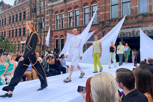 Martan inaugura la Amsterdam Fashion Week con un desfile sostenible: “Podemos vestir a seis generaciones más con lo que ya existe”