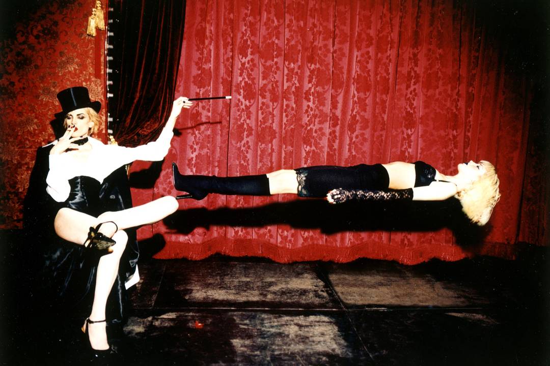 Beeld van Ellen von Unwerth uit de serie C'mon Fly, New York, 1997