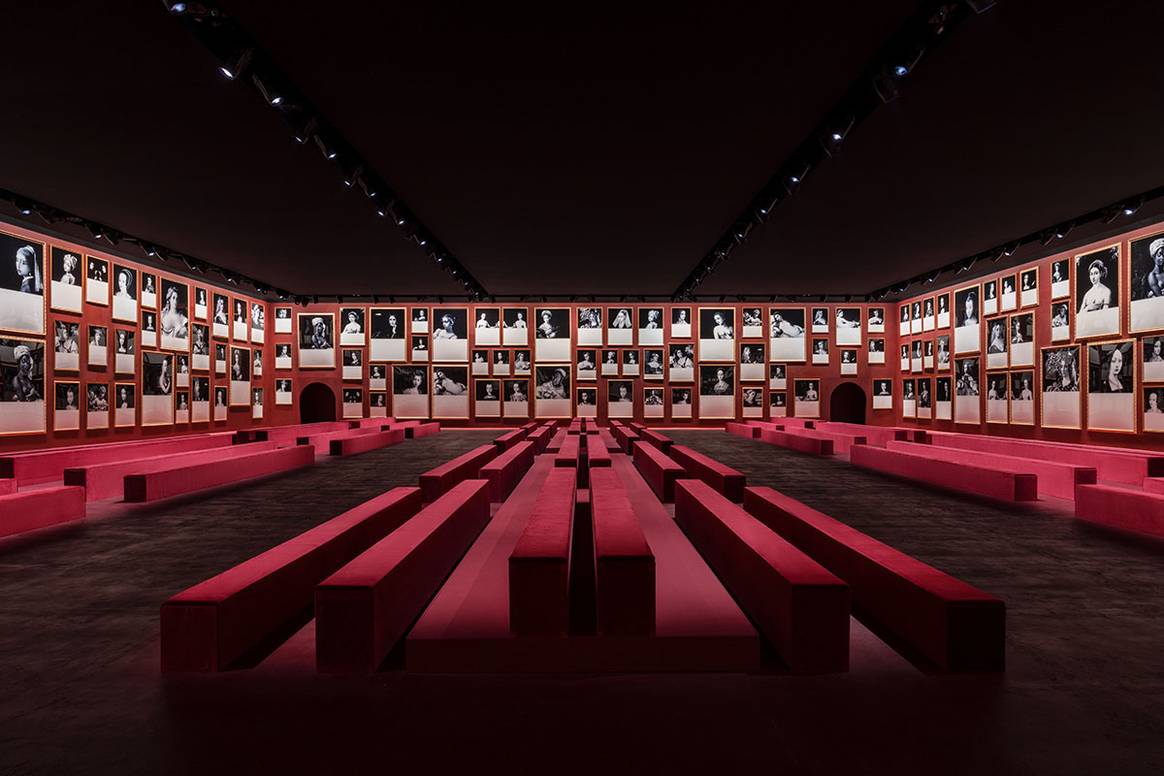 Ante el nacimiento de una nueva era, al abrigo de Dior