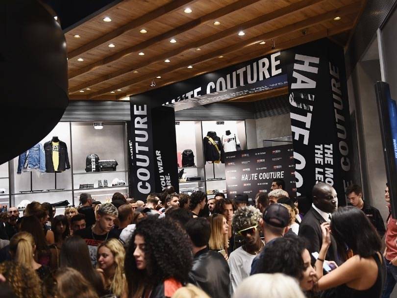 Diesel crée le buzz à Milan avec Nicki Minaj pour présenter sa collection "Hate Couture"