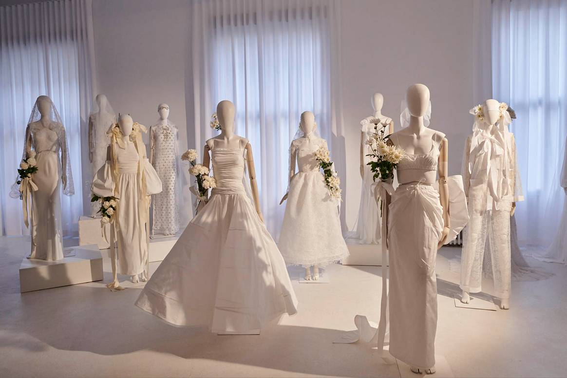 Exposición de la primera colección de vestidos de novia de Juan Vidal, dentro del programa oficial de Madrid es Moda de su edición de febrero de 2024.