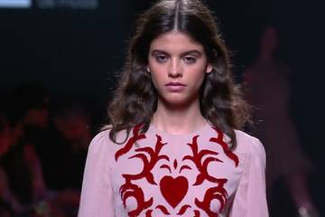 Vídeo: de las bibliotecas a la pasarela de MBFWMadrid, la colección FW22 de Teresa Helbig