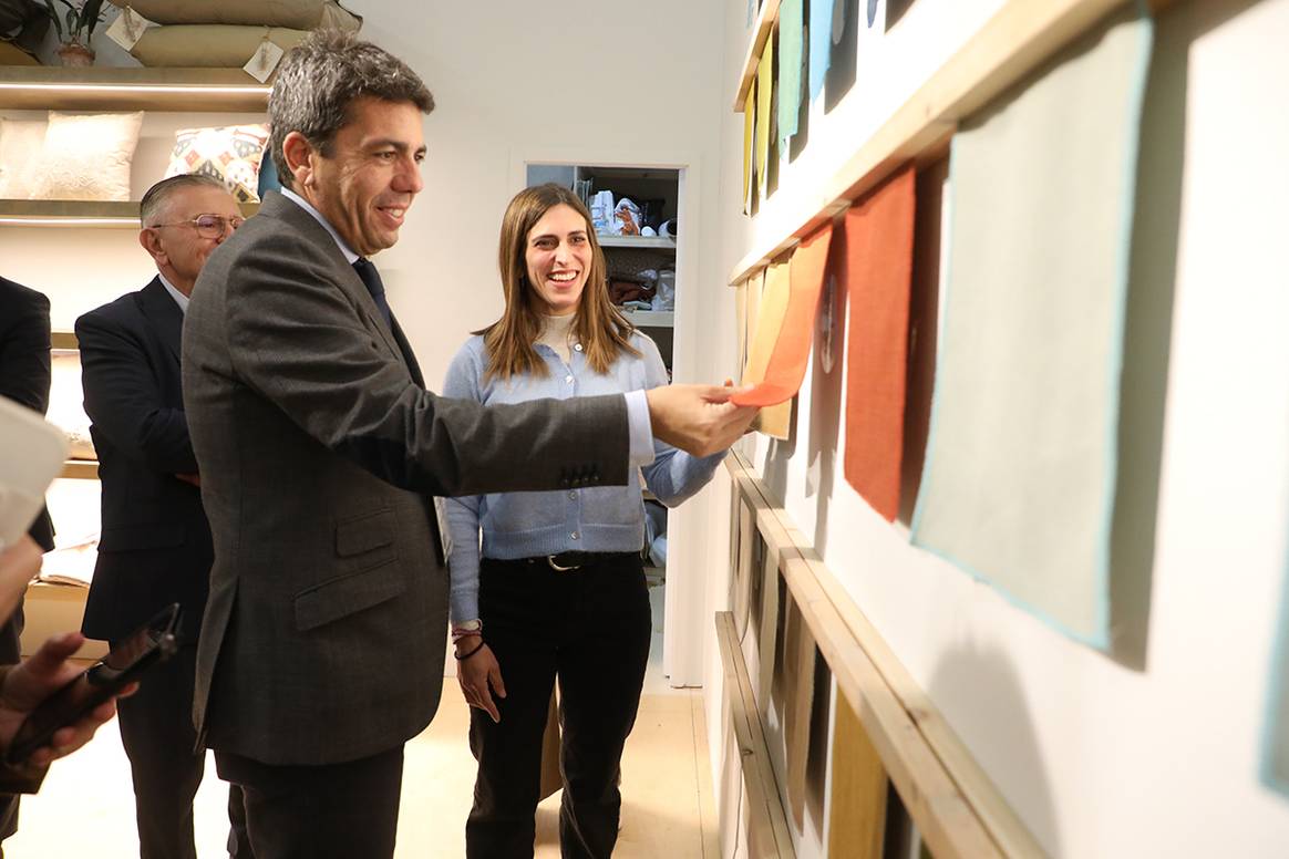 Carlos Mazón, presidente de la Generalitat Valenciana, durante su visita a la feria textil Heimtextil.