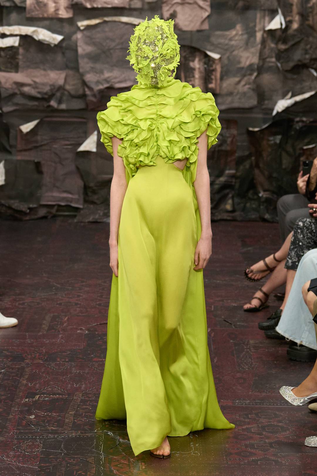 Look 49: L'ultimo look è un top indossato sopra una gonna realizzata in seta verde fluorescente.