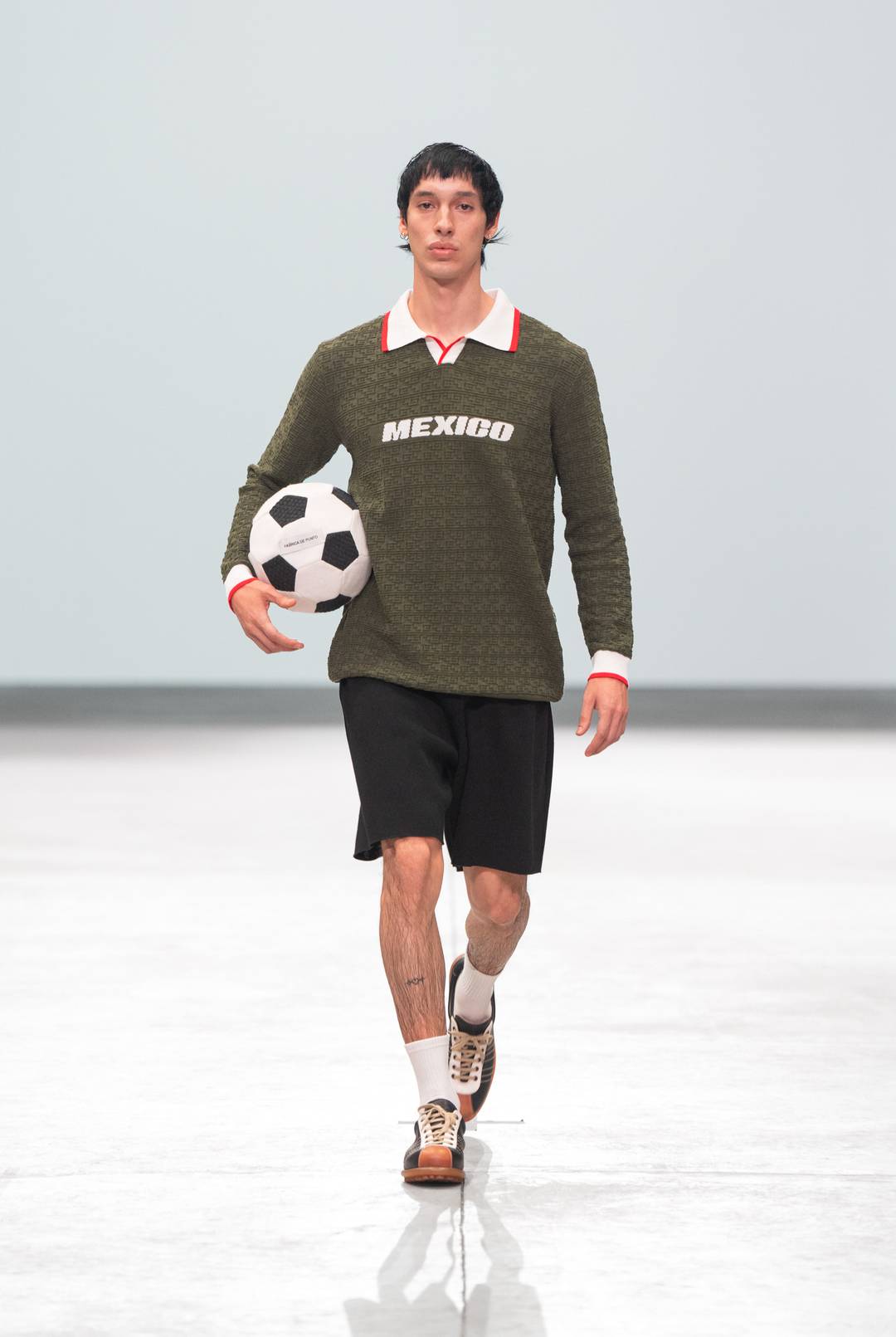 Con un aire vintage, la marca se emociona de la llegada del Mundial al país.