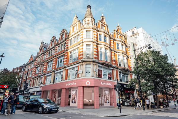 Pandora conferma i risultati dell'anno fiscale 25 e delinea una guidance più contenuta per il 2026