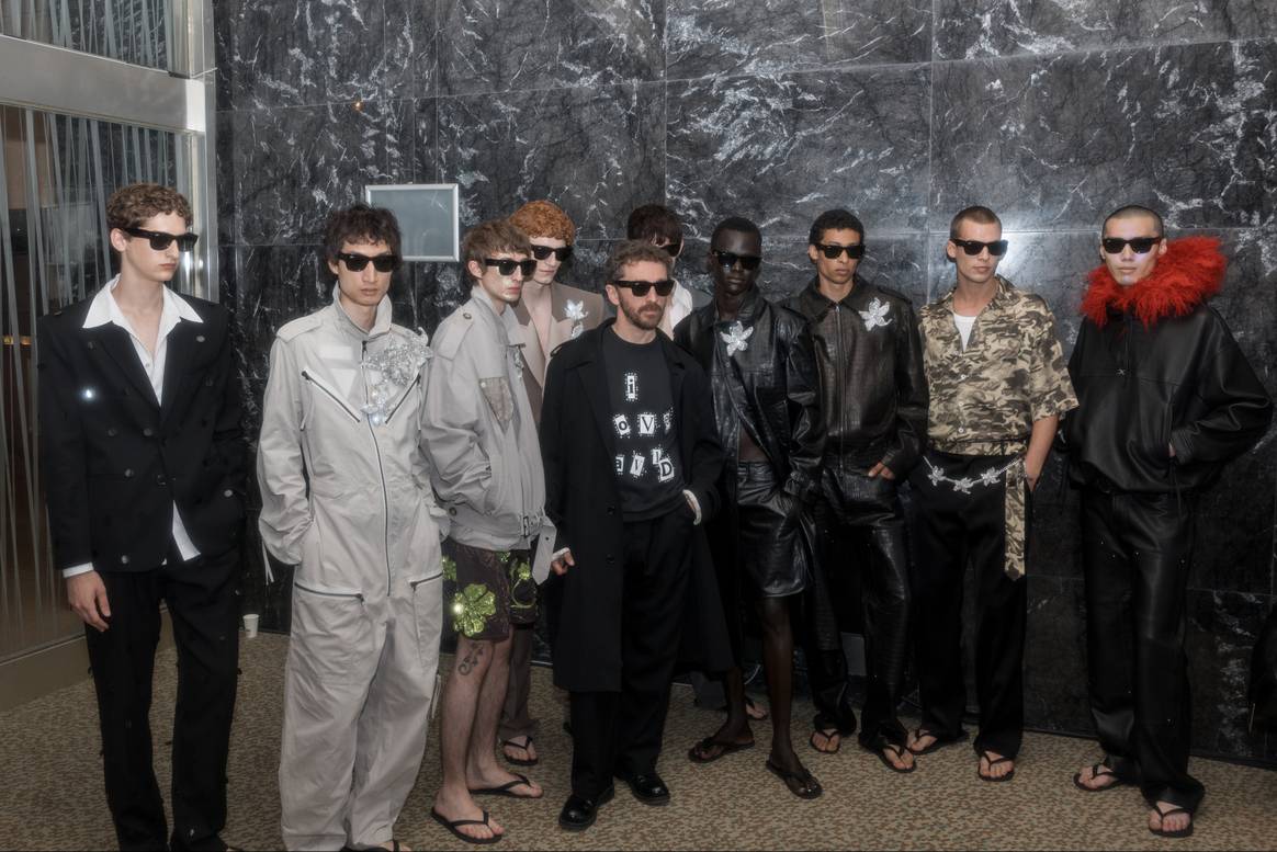 Designer David Koma mit seinen Models Backstage bei seiner SS26-Show in Berlin