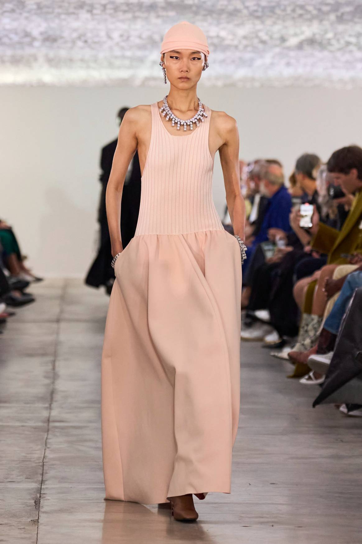 Een ' Peach Fuzz' gekleurd ontwerp in de Jil Sander SS24 presentatie.