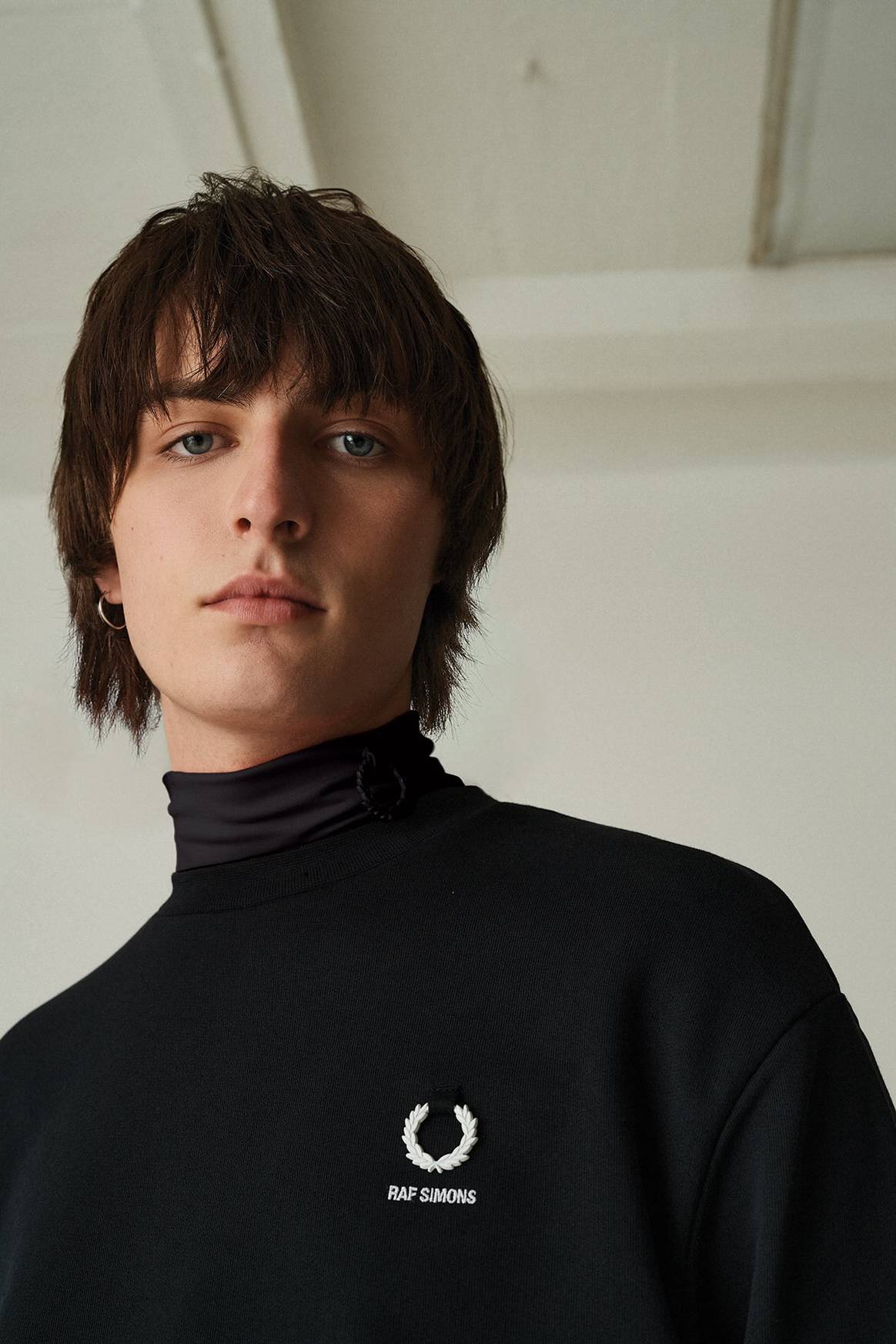 Raf Simons celebra las subculturas londinenses con una nueva colección cápsula para Fred Perry