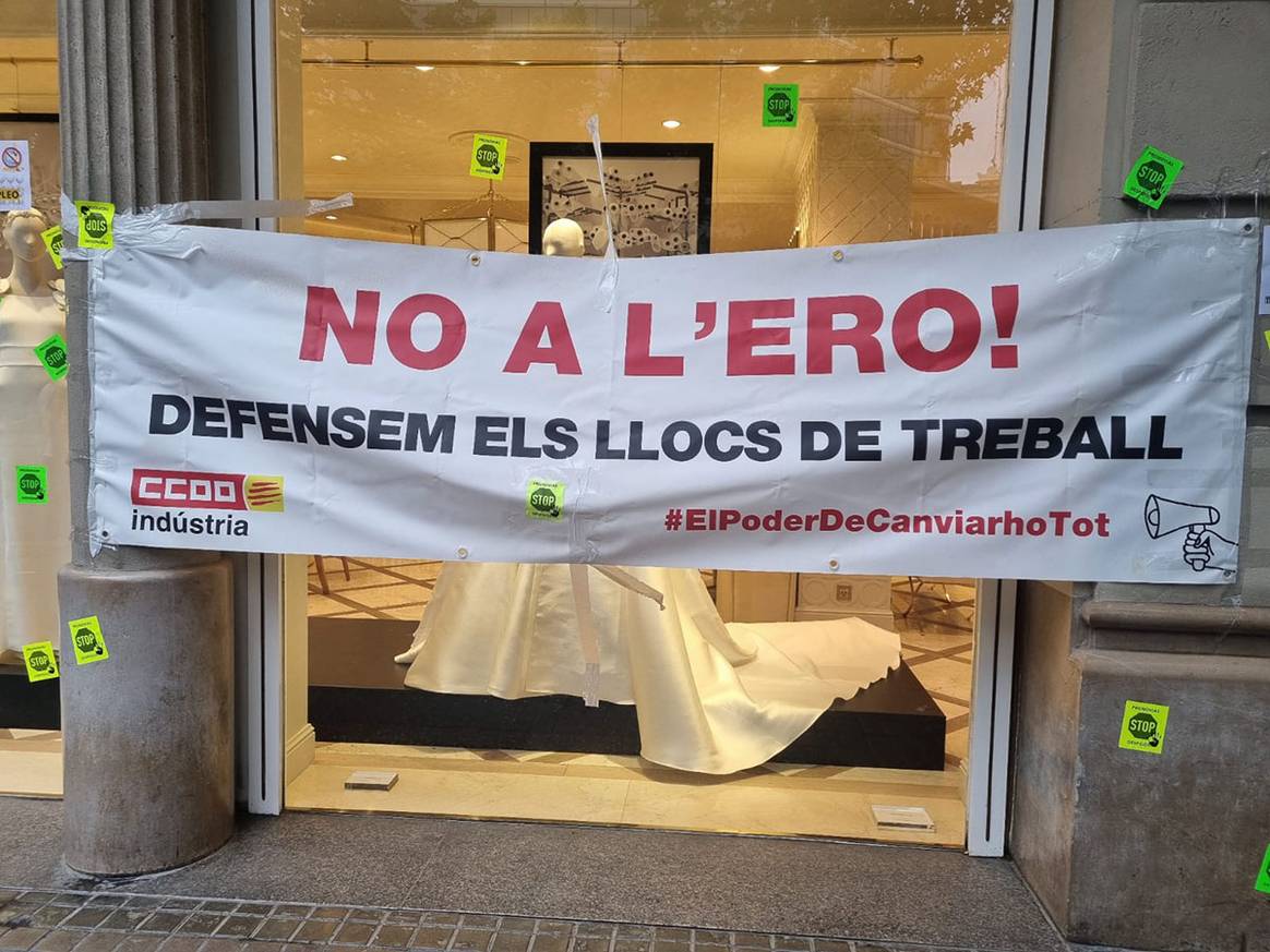 Concentración de los trabajadores de Grupo Pronovias a las puertas de la tienda de Pronovias en la Rambla de Cataluña de Barcelona, el sábado 29 de junio de 2024.