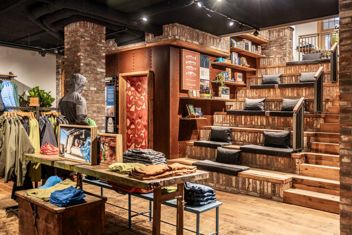 Het interieur van de Patagonia-winkel in Amsterdam.