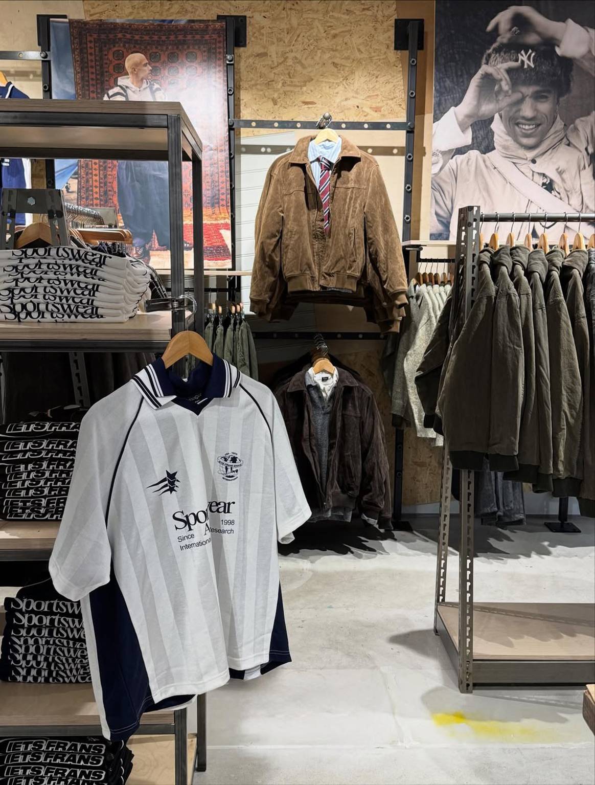 Tienda de Urban Outfitters en la plaza del Ayuntamiento de Valencia (España).