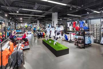 Продажи Adidas в России и СНГ сократились на 2 процента