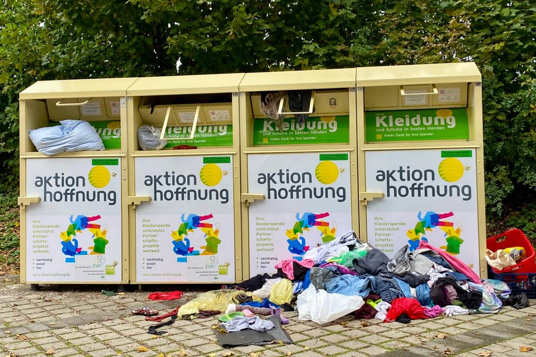 Überfüllte Altkleidercontainer.