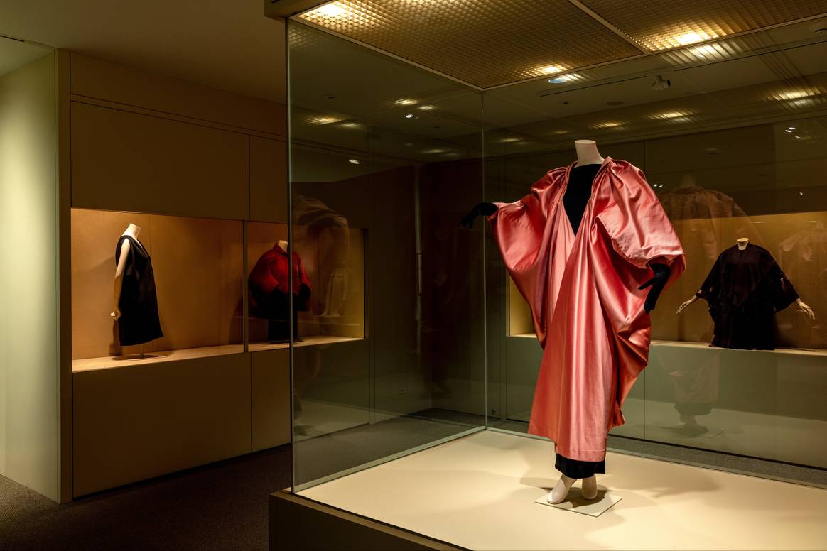 Tentoonstellingsaanzicht van 'Tracing the Transformation of Kimono Fashion'. Beeld: Bruce Schwarz, met dank aan het Metropolitan Museum of Art.