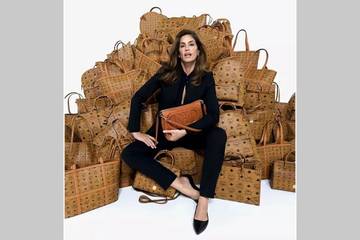 Cindy Crawford renoue avec MCM pour une campagne qui surfe sur sa grande époque