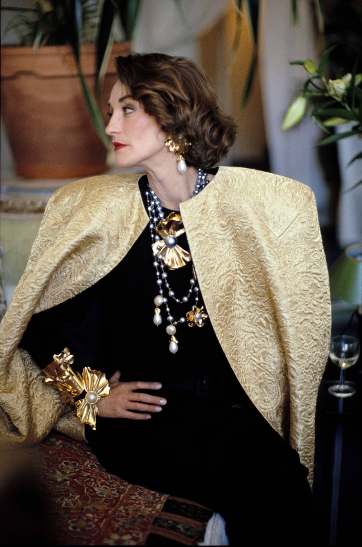 Loulou de la Falaise habillée d’un ensemble de soir Collection haute couture automne-hiver 1988. Photographie d’Arthur Elgort, parue dans Vogue (Italie), décembre 1988 © Arthur Elgort for Vogue Italy.