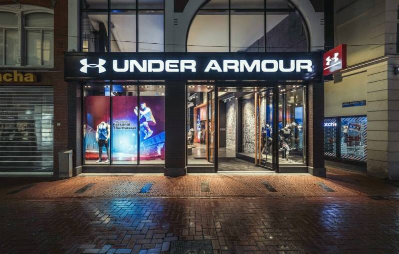 overhandigen badge achter Europees debuut: Under Armour opent eerste Brand House in Amsterdam