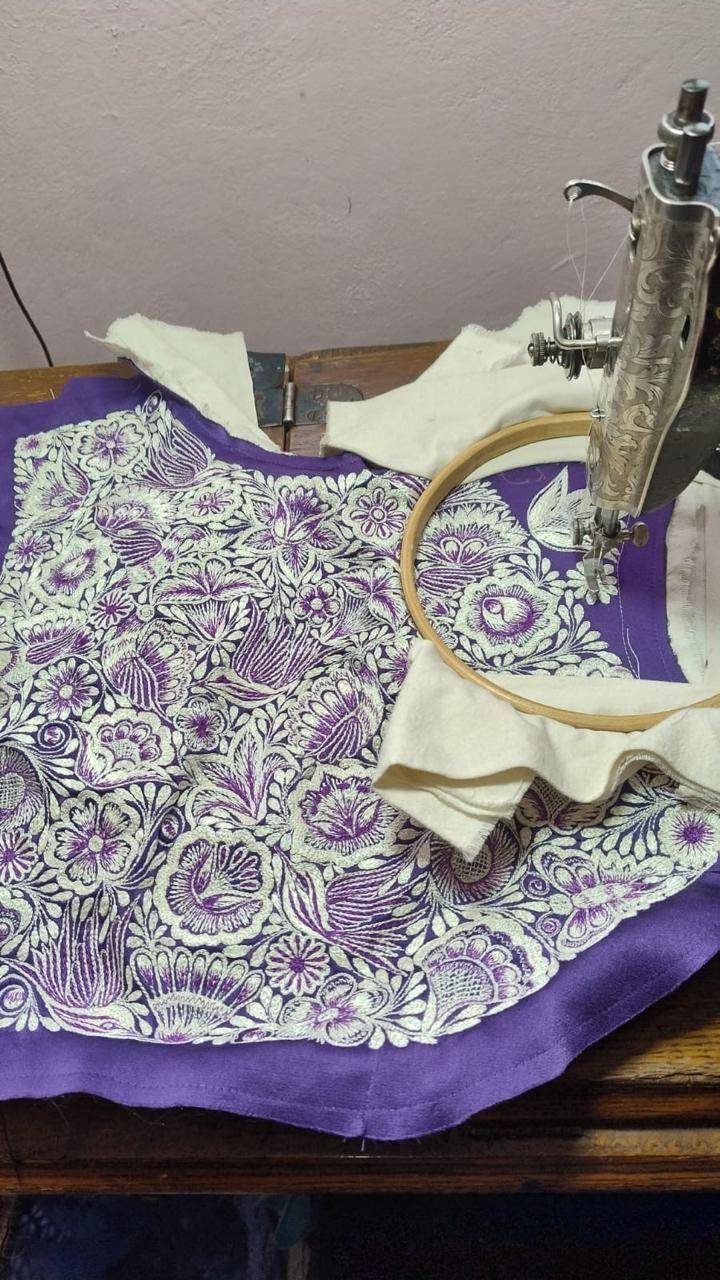 Proceso del bordado del vestido que la presidenta Claudia Sheinbaum lució en la ceremonia del Grito de Independencia.