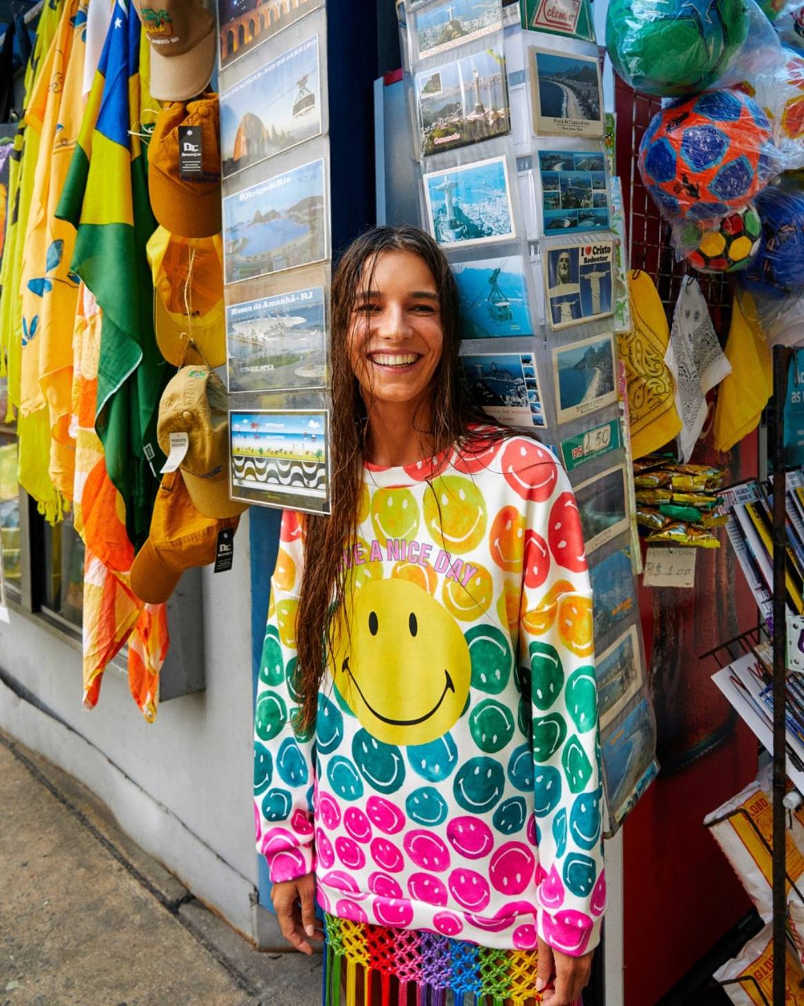 Smiley traz positividade em coleções de marcas nacionais